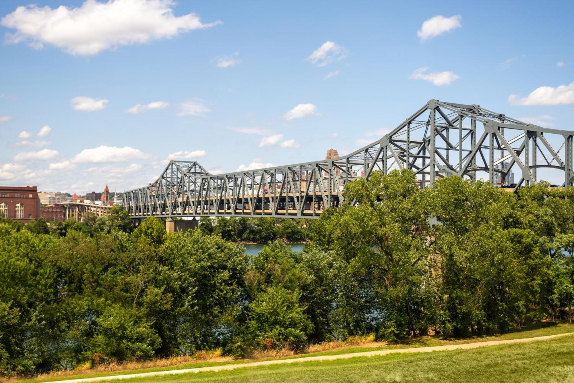 Holiday Inn Express & Suites Cincinnati Riverfront By Ihg Covington Exterior foto